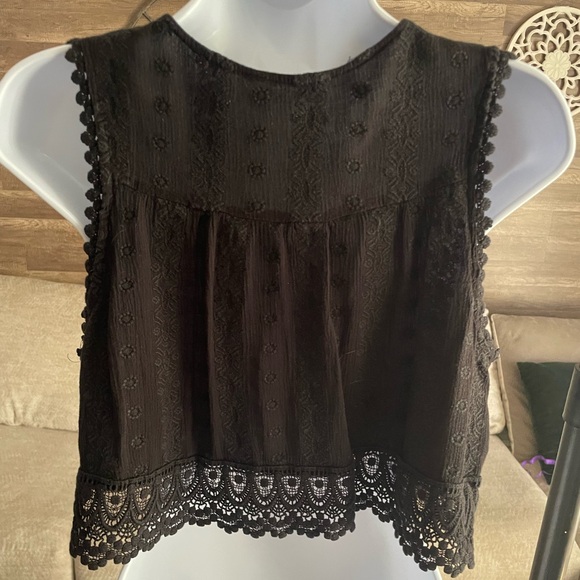 Black Lace Sleeveless Cropped Cover Up Top - Picture 2 of 3